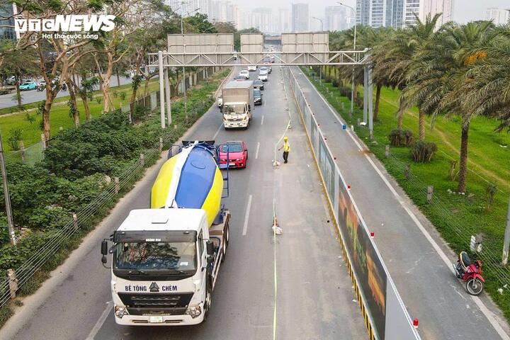 Tại khu vực Đại lộ Thăng Long, nơi đang triển khai thi công tuyến metro số 5 (Văn Cao – Ngọc Khánh – Láng – Hòa Lạc), các hạng mục rào chắn phục vụ công trường đang gây áp lực lớn lên hạ tầng giao thông.
