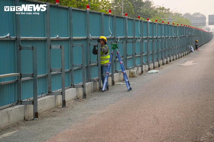 Đoạn từ Km3+009 đến Km3+704 trên Đại lộ Thăng Long, dài gần 700m, đang được các đơn vị thi công khẩn trương dựng rào chắn để phục vụ thi công khu gian S6 – S7 của tuyến metro số 5. Khoảng 2/3 khu vực đã hoàn thiện rào chắn, phần còn lại đang tiếp tục được dựng bằng khung sắt, lưới thép.