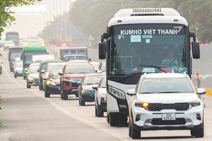 Sau khi rào chắn được thiết lập, phương án tổ chức lại giao thông đã được triển khai. Tuy nhiên, việc chiếm dụng mỗi bên một làn xe rộng 3,75m tính từ dải phân cách giữa khiến mặt đường bị thu hẹp đáng kể. Từ 4 làn xe, nay mỗi chiều chỉ còn 2 làn, khiến lưu lượng phương tiện vốn lớn nay càng trở nên quá tải.