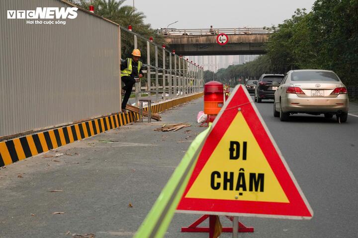 Vào giờ cao điểm sáng và chiều, dòng xe từ trung tâm hướng về phía Hòa Lạc và ngược lại dồn ứ kéo dài. Các phương tiện nối đuôi nhau, di chuyển chậm chạp qua khu vực thi công. Nhiều thời điểm, ô tô, xe máy phải “bò” từng mét, gây tâm lý mệt mỏi cho người tham gia giao thông.