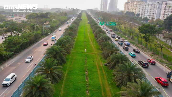 Theo Sở Xây dựng Hà Nội, phương án phân luồng giao thông tại khu vực này được áp dụng từ ngày 20/3/2026 đến hết ngày 20/3/2027. Trong thời gian này, Ban Quản lý đường sắt đô thị Hà Nội phối hợp với các lực lượng chức năng tổ chức phân luồng từ xa, bố trí hệ thống biển báo, đèn cảnh báo, chiếu sáng và duy trì lực lượng trực chốt hướng dẫn giao thông. Tuy nhiên, với thời gian kéo dài tới một năm, áp lực lên tuyến đường huyết mạch này là không nhỏ.