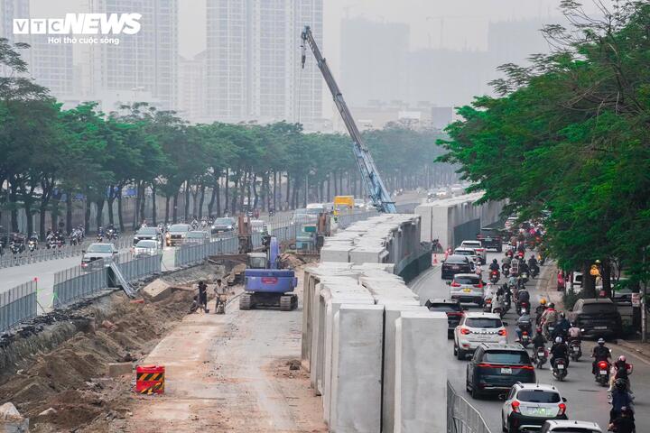 Không chỉ tại Đại lộ Thăng Long, tình trạng rào chắn thi công cũng đang gây áp lực lớn tại Võ Chí Công – một trong những trục giao thông quan trọng kết nối khu vực cầu Nhật Tân với trung tâm thành phố.