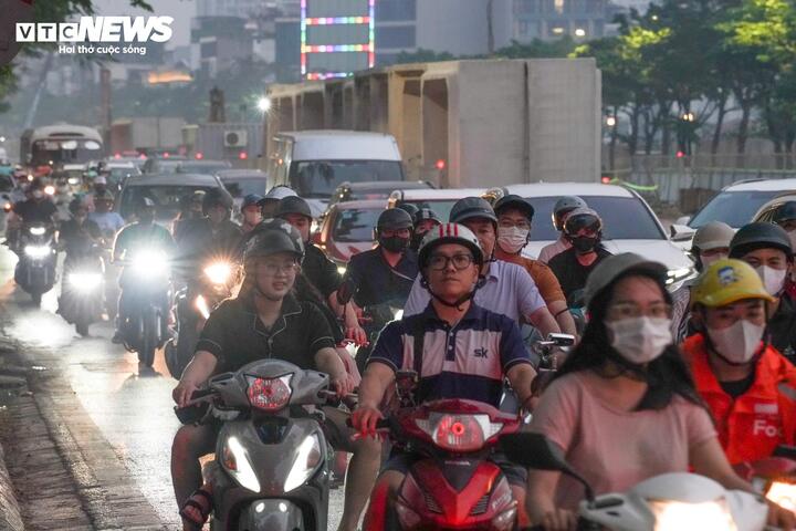 Ghi nhận vào các khung giờ cao điểm cho thấy, dòng xe từ hướng cầu Nhật Tân đổ về trung tâm qua Võ Chí Công thường xuyên ùn ứ kéo dài. Ô tô xếp hàng nối đuôi, xe máy len lỏi giữa các khoảng trống chật hẹp, tiềm ẩn nguy cơ va chạm. Không ít thời điểm, dòng phương tiện gần như “chôn chân” tại khu vực rào chắn, đặc biệt khi lưu lượng xe tăng cao hoặc xảy ra sự cố nhỏ.