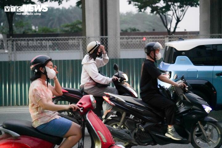 Chia sẻ với phóng viên, chị Đỗ Thị Liên (42 tuổi, người dân thường xuyên di chuyển qua tuyến đường này) cho biết, vào giờ cao điểm buổi sáng, quãng đường chỉ vài km nhưng có thể mất gấp đôi, thậm chí gấp ba thời gian so với trước. “Trước đây đi qua đoạn này khá nhanh, nhưng từ khi rào chắn thi công, xe cộ dồn lại rất đông, nhiều hôm phải nhích từng chút một, rất mệt mỏi”, chị Liên nói.