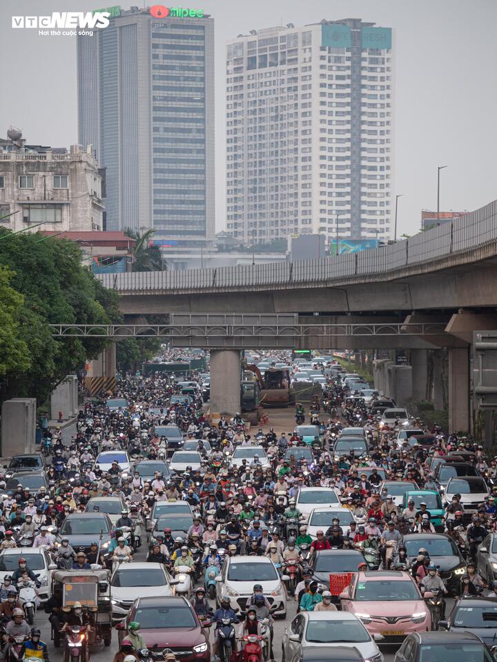 Giao thông ùn tắc kéo dài trên tuyến đường Nguyễn Trãi, áp lực hạ tầng gia tăng trong bối cảnh nhiều công trình thi công đồng thời.