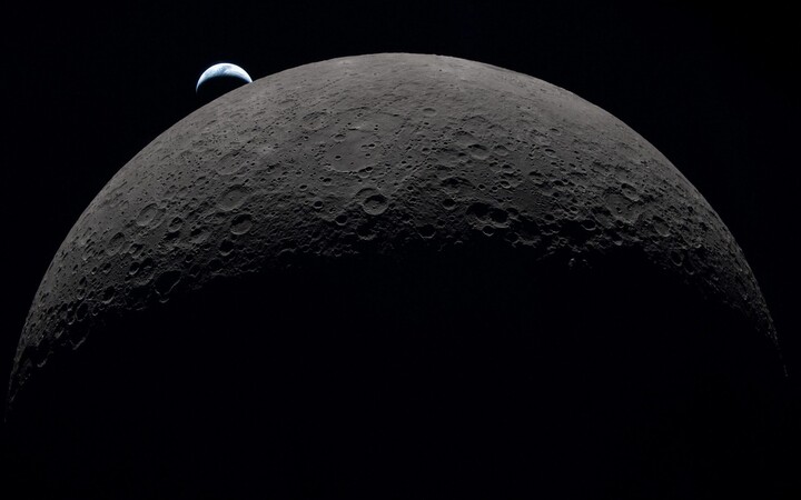 Ảnh chụp từ khoang tàu Orion cho thấy Mặt Trăng và Trái Đất (Ảnh: NASA)