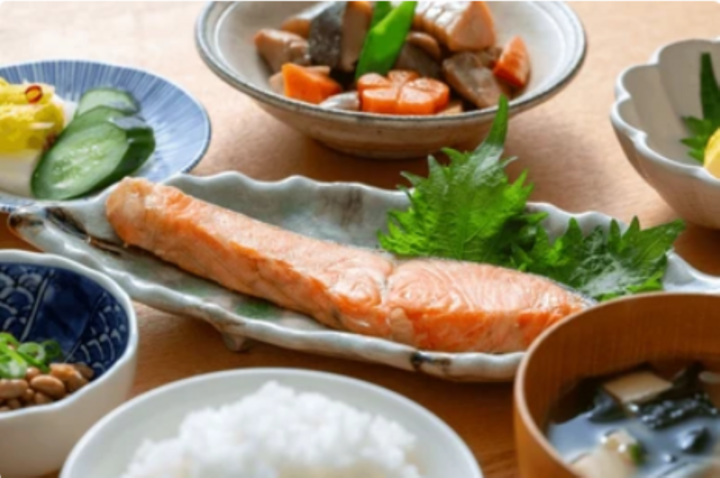 Thực đơn bữa tối lành mạnh hỗ trợ giảm mỡ nội tạng hiệu quả hơn. (Ảnh: Shutterstock)