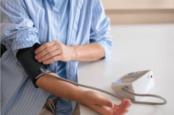 Huyết áp cao được gọi là "kẻ giết người thầm lặng" vì không biểu hiện triệu chứng rõ ràng cho đến khi nguy hiểm đến sức khỏe (Ảnh: Shutterstock)