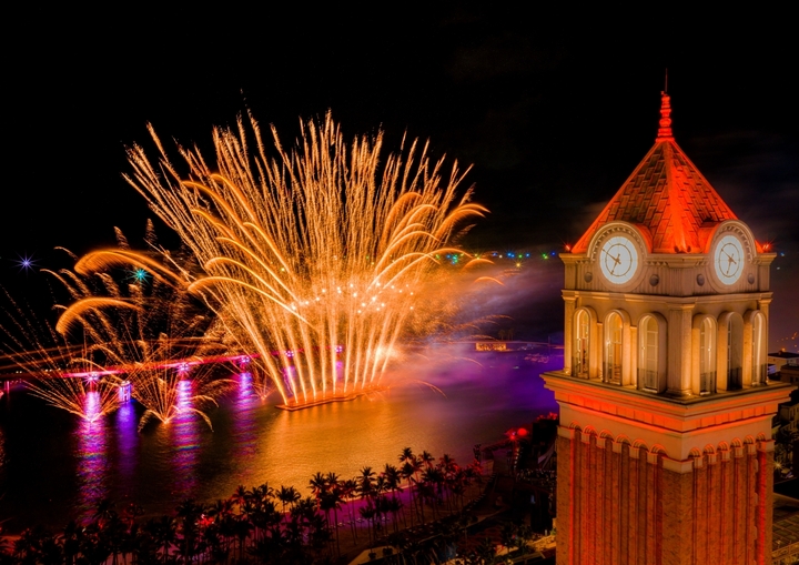 Màn trình diễn pháo hoa thắp sáng bầu trời thị trấn Hoàng Hôn của show “Symphony of the Sea”.
