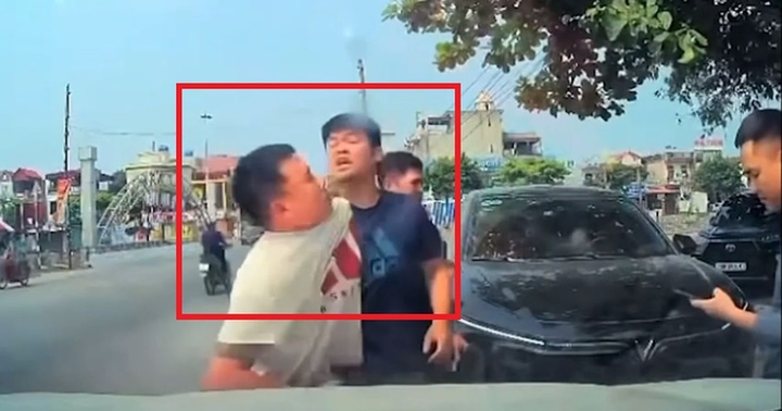 Người đàn ông bị bóp cổ, đánh tới tấp ngay giữa phố. (Ảnh cắt từ clip)