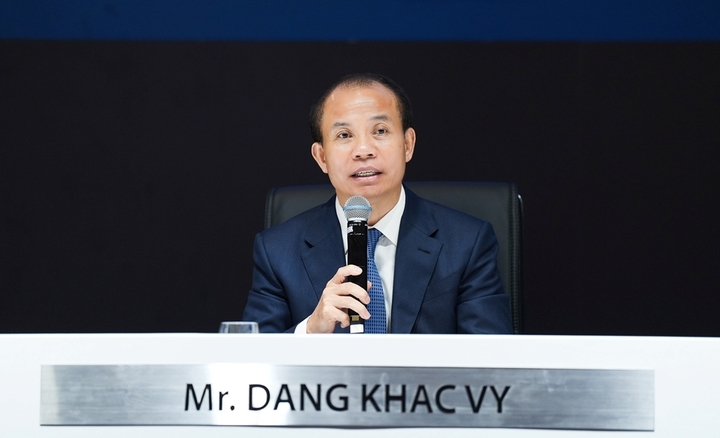 Chủ tịch HĐQT Ngân hàng VIB chia sẻ thông tin với cổ đông. (Ảnh: Đại Việt)