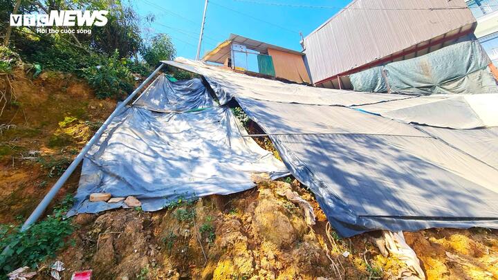Tại phường Langbiang - Đà Lạt, để đối phó với việc sạt lở, các hộ dân chỉ biết dùng bạt nhựa đắp lên một cách sơ sài.