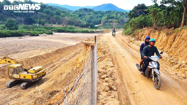 Tại đây, chính quyền địa phương phải dùng lưới B40 rào chắn khu vực sạt lở để đảm bảo an toàn cho người dân đi lại qua khu vực này trong khi chờ tỉnh cấp vốn sửa chữa sạt lở.