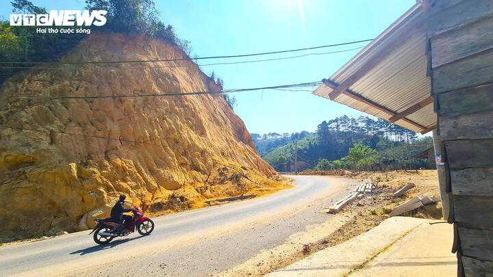 Một sườn đồi cao dựng đứng, bị cạo trọc nằm sát mặt đường. Điều đáng nói là đồi núi ở Lâm Đồng dốc, kết cấu đất yếu, dễ bị sạt lở khi bão lũ. Đối với người dân, mỗi khi mưa về là đứng ngồi không yên.