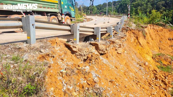 Đây là hình ảnh không hiếm gặp khi chạy dọc các tuyến đường ở Lâm Đồng. Kể từ khi sạt lở vào mùa mưa năm trước, đến nay việc khắc phục vẫn chưa xong trong khi các xe tải chở nặng vẫn qua lại khu vực này đều đều.