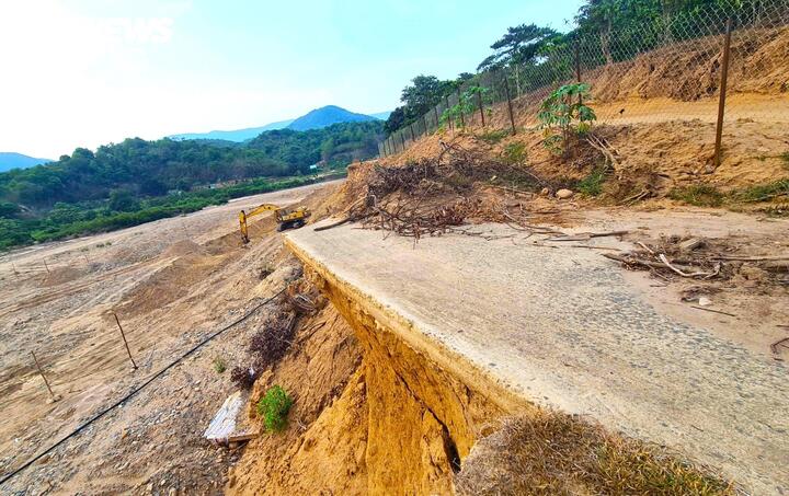 Đất đá bị nước lũ cuốn trôi làm nền đường sạt lở nghiêm trọng. Theo người dân, đây là tuyến đường huyết mạch giúp bà con vào vườn, rẫy, thu mua nông sản và sản xuất trồng trọt. Vì vậy, họ rất mong chính quyền các cấp quan tâm, sửa chữa nơi sạt lở để đảm bảo an toàn đi lại trong mùa mưa sắp đến.