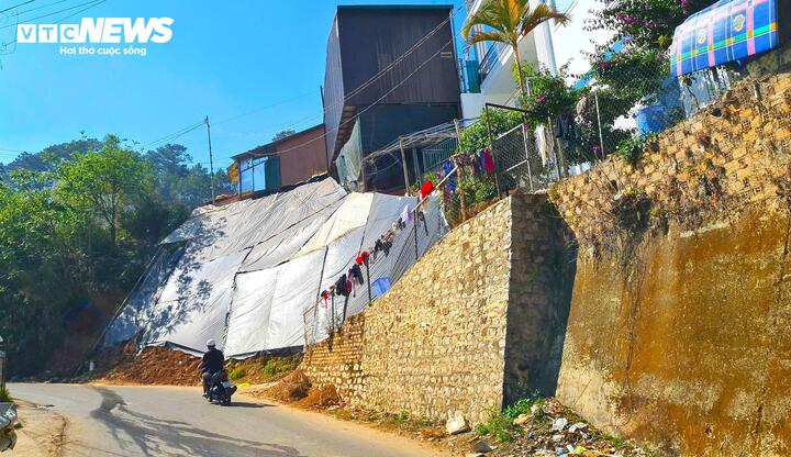 Những bờ taluy cao, dựng đứng tiềm ẩn nguy cơ sạt lở rất lớn tại khu vực Đà Lạt khi mưa lớn xảy ra. Anh Nguyễn Duy Phúc (du khách TP.HCM) cho biết: "Khi nắng ráo, tôi rất thích đi dạo những cung đường sườn dốc quanh Đà Lạt. Nhưng mưa đến, tôi thấy lo cho những người dân nơi đây vì không biết sạt lở xảy ra lúc nào".