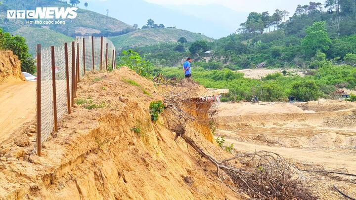 Theo ghi nhận của Báo Điện tử VTC News, tình trạng sạt lở ở Lâm Đồng hiện nay diễn biến phức tạp. Hậu quả của những trận sạt lở từ mùa mưa năm trước đến nay các địa phương vẫn chưa thể khắc phục xong. Nặng nề nhất là các xã vùng sâu, vùng xa - nơi có nhiều núi non, hiểm trở. Trong ảnh là một điểm sạt lở ven sông Krông Nô thuộc xã Đam Rông 4. Mùa mưa lũ năm trước nước sông đã cuốn trôi một nửa con đường bê tông nối liền các thôn với nhau khiến đất đá trơ trọi, mặt đường tan nát, hở hàm ếch lớn.