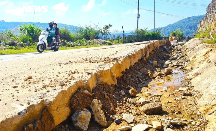 Đất đá ngổn ngang khắp nơi, mặt đường nứt nẻ, biến dạng do sạt lở đến nay vẫn chưa khắc phục xong khiến việc đi lại của bà con vào ban đêm rất nguy hiểm.