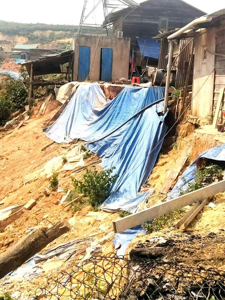 Đất đá, sạt trượt đã ăn sâu vào khu vực nhà dân tại đây khiến nhiều người lo lắng.