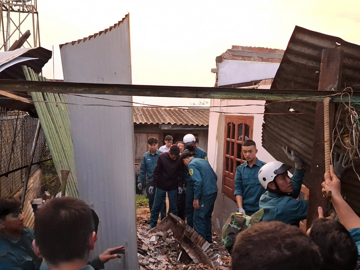 Lốc xoáy làm tốc mái nhà người dân ở Bảo Lộc.