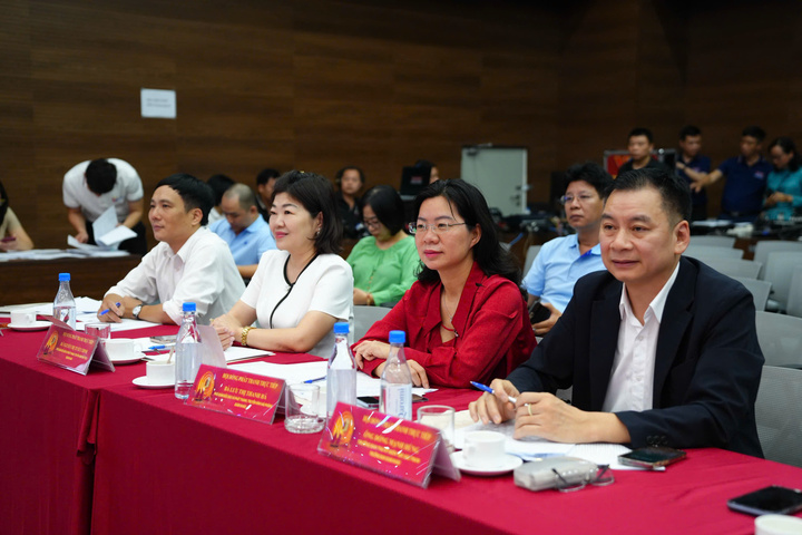 Những tiêu chí này nhằm tôn vinh các chương trình có cách thể hiện hấp dẫn, lôi cuốn, đồng thời xử lý linh hoạt các tình huống phát sinh trong quá trình kết nối với hiện trường – yếu tố đặc thù của phát thanh trực tiếp.