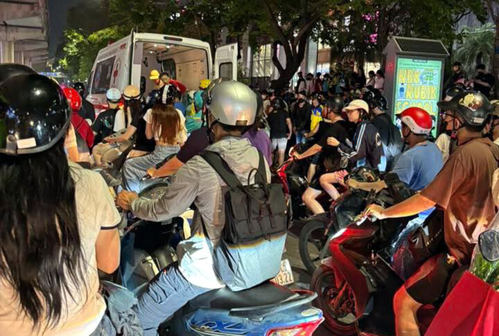 Nạn nhân được đưa đi cấp cứu. (Ảnh: T.T)