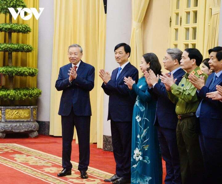 Cùng dự có Ủy viên Bộ Chính trị, Bí thư Trung ương Đảng, Trưởng Ban Tổ chức Trung ương Nguyễn Duy Ngọc; các đồng chí Bí thư Trung ương Đảng, Phó Chủ tịch nước Võ Thị Ánh Xuân và Chánh án Tòa án nhân dân tối cao Nguyễn Văn Quảng.