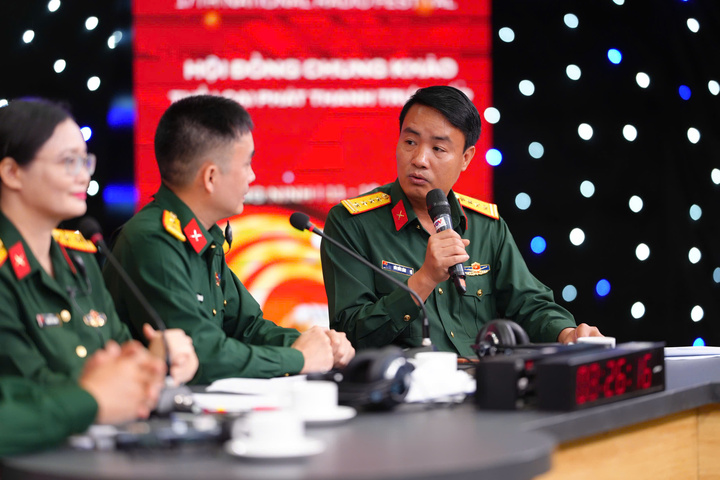 Tại kỳ Liên hoan năm nay, ngoài việc chấm điểm nội dung, Ban giám khảo còn đánh giá toàn diện từ giọng dẫn MC đến khả năng phối hợp của các thành viên tham gia ê-kíp.