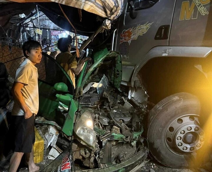 Hiện trường vụ tai nạn. Chiếc xe taxi bị biến dạng hoàn toàn sau cú va chạm mạnh.