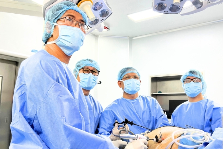 TS.BS Mai Đức Hùng cùng ê-kíp thực hiện phẫu thuật cho bệnh nhân béo phì 145 kg tại Vinmec Central Park.