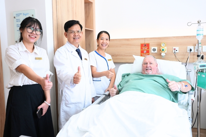 Bệnh nhân người Mỹ phục hồi sau phẫu thuật cắt dạ dày, giảm hơn 10 kg sau 1 tháng điều trị tại Vinmec.