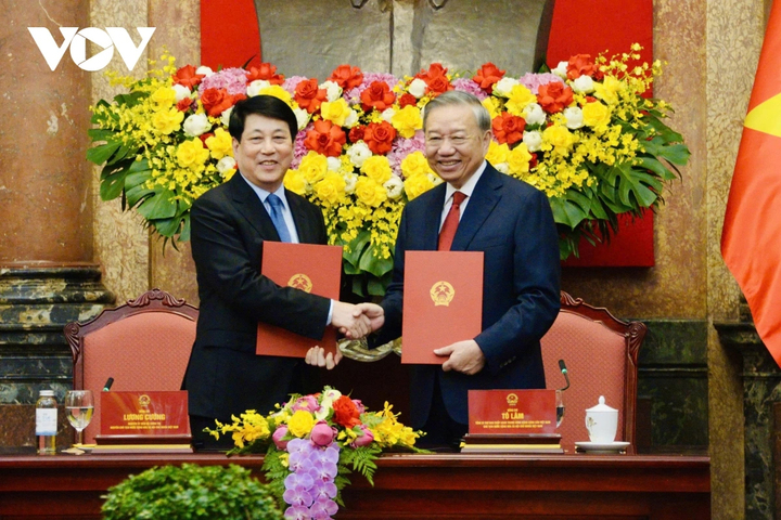 Tại hội nghị, nguyên Chủ tịch nước Lương Cường chính thức bàn giao các nhiệm vụ của Chủ tịch nước tới Tổng Bí thư, Chủ tịch nước Tô Lâm.