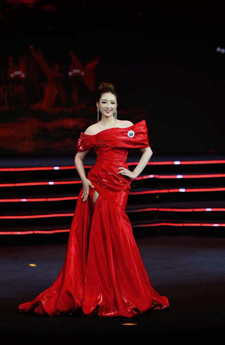 Hải Vân sở hữu nền tảng học vấn ấn tượng, thông thạo nhiều ngoại ngữ.