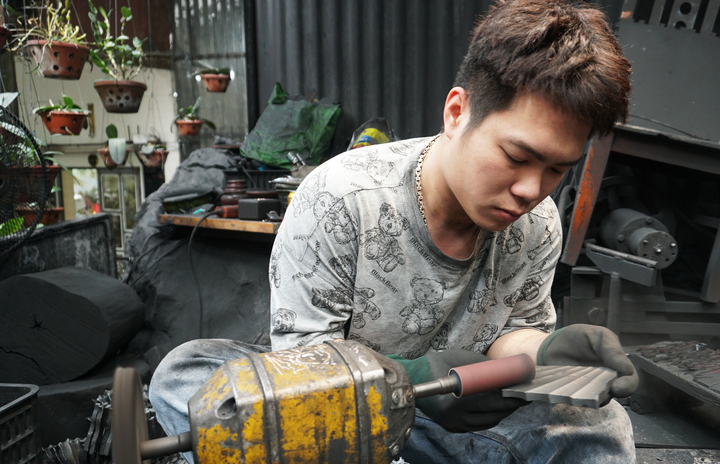 Nguyễn Phạm Trung Thanh (27 tuổi, con rể bà Bình) có hơn 5 năm theo nghề của gia đình. Theo anh Thanh, khó khăn nhất là khâu khắc tạc các chi tiết nhỏ và tạo hình các đường cong mềm mại, tinh tế. Mỗi công đoạn đều phải sử dụng các loại dao khắc chuyên biệt. Việc lựa chọn than chất lượng cao kết hợp với tay nghề vững vàng giúp người thợ vừa tránh được tình trạng nứt vỡ, vừa tạo nên độ bền chắc và vẻ óng ánh đặc trưng cho sản phẩm.