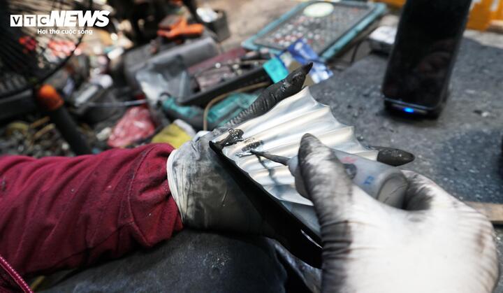 Khi nhận được đơn đặt hàng chế tác quà lưu niệm cho các đại biểu tham dự Liên hoan Phát thanh toàn quốc lần thứ XVII - Quảng Ninh năm 2026, gia đình cảm thấy tự hào và xem đây là động lực lớn để nỗ lực hết mình. Hơn 2 tháng nay, gia đình bà Bình phải huy động 5 người làm việc liên tục, gần như “ăn, ngủ cùng than đá” để có thể kịp tiến độ.