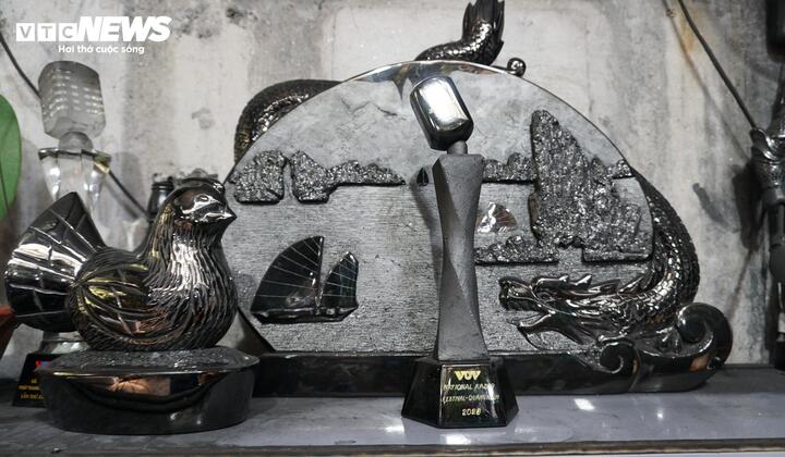 Trong khi đó, biểu tượng micro gợi nhắc đến đặc trưng nghề nghiệp của những người làm phát thanh.