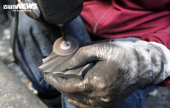 Mỗi sản phẩm phải trải qua nhiều công đoạn tỉ mỉ, đòi hỏi độ chính xác cao. Dù có sự hỗ trợ của một số dụng cụ cắt đơn giản, toàn bộ quá trình điêu khắc chủ yếu vẫn được thực hiện thủ công. Chính sự khéo léo và sáng tạo của những người thợ Vùng mỏ đã “thổi hồn” vào than đá, nâng tầm giá trị của nguyên liệu thô thành những tác phẩm nghệ thuật độc đáo.