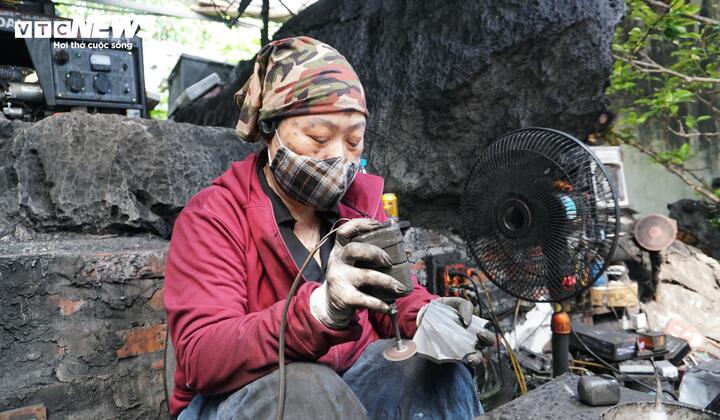 Nghệ nhân Nguyễn Thị Thanh Bình, chủ xưởng Mỹ nghệ than đá Quyết Bình cho biết gia đình có truyền thống 4 đời gắn bó với nghề mỹ nghệ than đá. Nhiều sản phẩm của gia đình vinh dự được lựa chọn làm quà tặng, trưng bày tại các sự kiện lớn trong và ngoài nước.