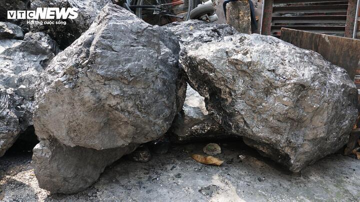 Từ những khối than đá lâu năm, rắn chắc, thuần chất, không lẫn tạp chất, thường chỉ khai thác ở các tầng sâu của các mỏ như: Đèo Nai, Cao Sơn, qua đôi bàn tay tài hoa của người thợ, dần trở thành những sản phẩm mỹ nghệ tinh xảo như thuyền buồm, micro…