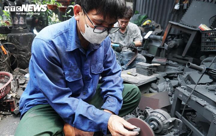 Từ hơn 2 tháng nay, xưởng Mỹ nghệ than đá Quyết Bình luôn tất bật ngày đêm với tiếng máy cắt, máy mài để kịp cho ra những sản phẩm làm quà tặng đại biểu tại Liên hoan Phát thanh toàn quốc lần thứ XVII sẽ diễn ra tại Quảng Ninh.