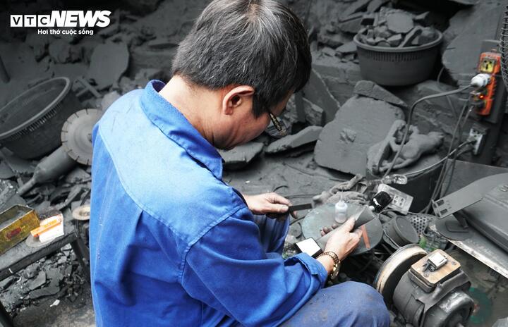 Ông Nguyễn Tiến Quyết, nghệ nhân xưởng Mỹ nghệ than đá Quyết Bình cho biết do toàn bộ quy trình đều làm thủ công, mỗi sản phẩm đòi hỏi sự kiên trì và tỉ mỉ cao độ, nên đều mang dấu ấn và “hồn cốt” riêng. Đặc biệt, chi tiết chữ VOV trên thân thuyền yêu cầu độ chính xác cao hơn.