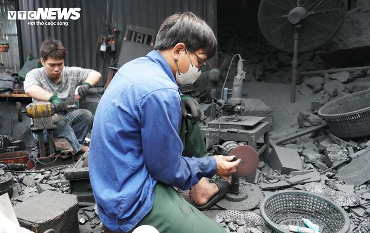 Từ hơn 2 tháng nay, xưởng Mỹ nghệ than đá Quyết Bình luôn tất bật ngày đêm với tiếng máy cắt, máy mài để kịp cho ra những sản phẩm làm quà tặng đại biểu tại Liên hoan Phát thanh toàn quốc lần thứ XVII sẽ diễn ra tại Quảng Ninh.