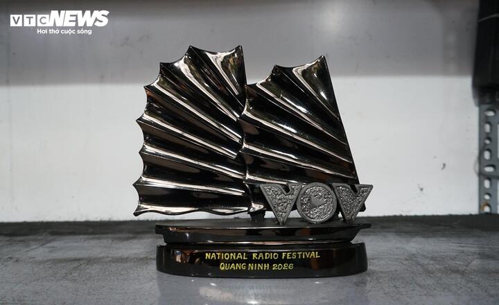 Hình ảnh thuyền buồm không chỉ quen thuộc trong văn hóa Vùng mỏ, mang ý nghĩa “thuận buồm xuôi gió”, mà còn thể hiện tinh thần vươn lên, khát vọng phát triển và mong muốn vươn xa.