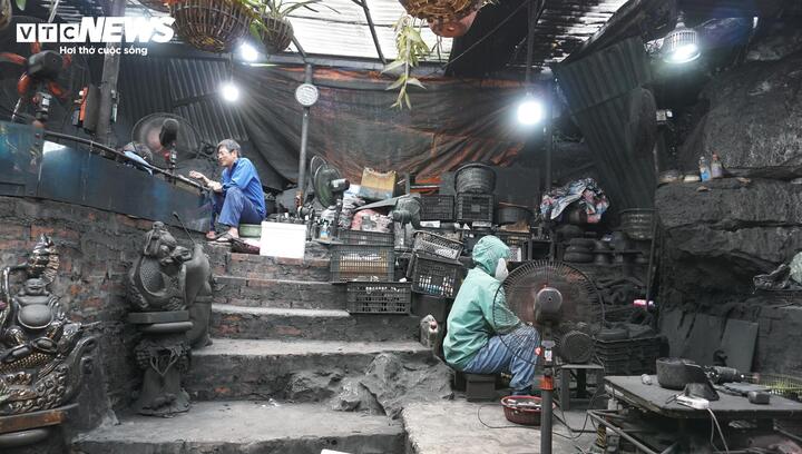 Nằm trong con hẻm nhỏ tại phường Hạ Long, tỉnh Quảng Ninh - xưởng Mỹ nghệ than đá Quyết Bình là đơn vị được đặt hàng chế tác hàng trăm sản phẩm từ than đá để tặng các đại biểu tại Liên hoan Phát thanh toàn quốc lần thứ XVII, từ ngày 11 đến 13/4.