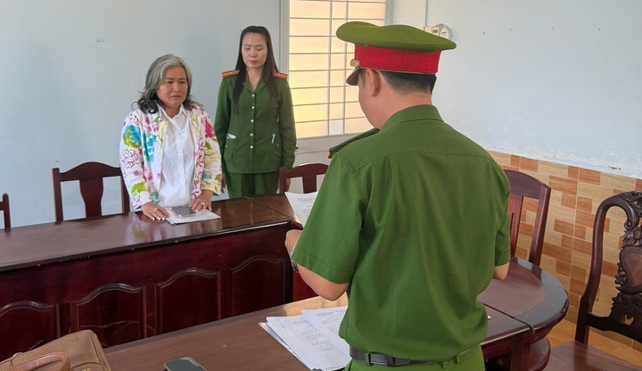 Trần Thị Bích Phượng tại cơ quan công an. (Ảnh CACC)