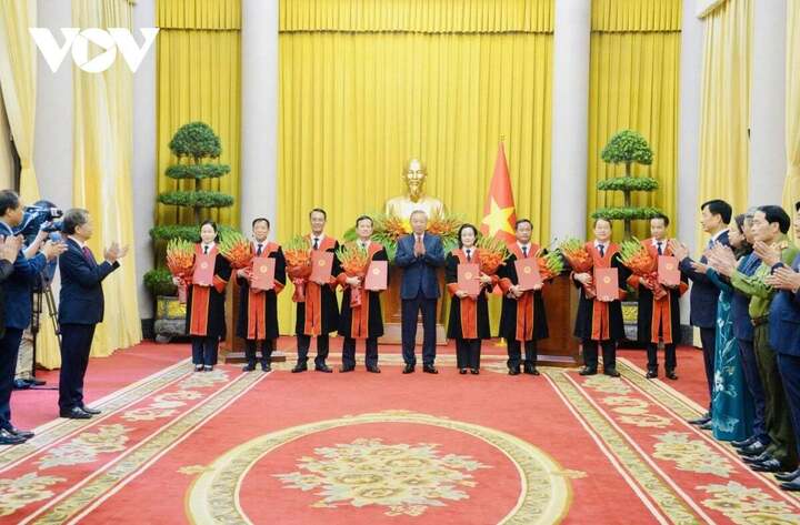 Chiều 9/4, tại Phủ Chủ tịch, diễn ra lễ công bố và trao các quyết định bổ nhiệm chức danh Thẩm phán Toà án nhân dân tối cao và Phó Chánh án Tòa án nhân dân tối cao.