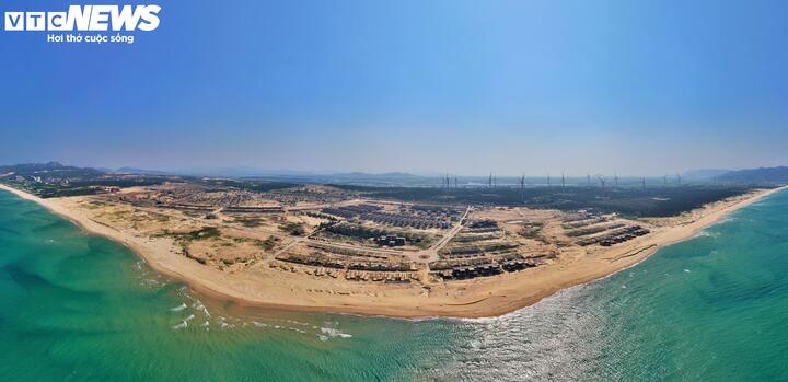 Dự án Laimian (tên cũ là khu du lịch cao cấp Thiên Đường Xanh) nằm trong khu kinh tế Nhơn Hội, từng được giới thiệu là “thiên đường nghỉ dưỡng” ven biển của Gia Lai nhưng hiện đang dừng thi công trong thời gian dài.