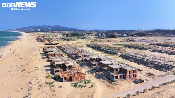 Tuy nhiên đến nay, dự án mới triển khai khối lượng hơn 3.000 tỷ đồng rồi tạm dừng hoạt động. Hàng loạt căn biệt thự ven biển đang xây dựng dang dở, ngổn ngang.