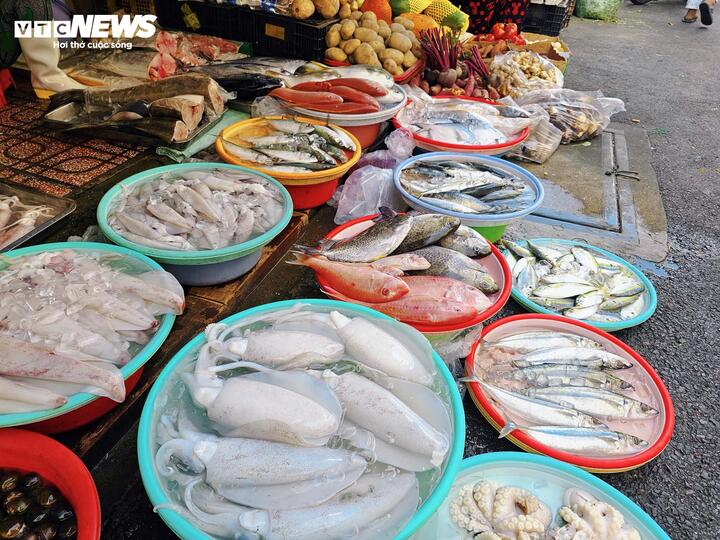 Một số loại cá biển, tôm mực tăng giá do chi phí đánh bắt và vận chuyển tăng.